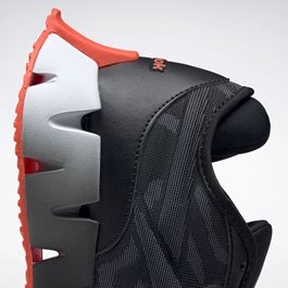 נעלי ריצה לבוגרים 100540 REEBOK ZIG DYNAMICA בצבע שחור/לבן