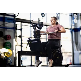 מכשיר קומפקטי ורב תכליתי 261478 המציע שלוש תחנות שונות לאימון כוח StrengthErg מבית Concept 2